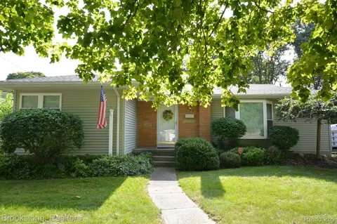 310 Labian Dr, Flushing, MI 48433