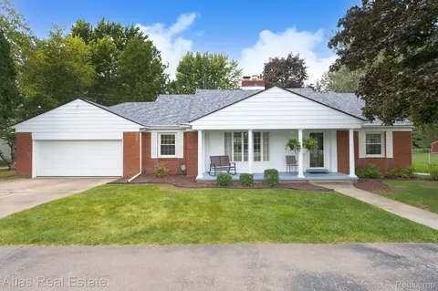 6297 Perry Rd, Grand Blanc, MI 48439