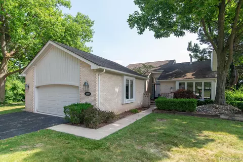 2288 Cameo Lk, Bloomfield Hills, MI 48302