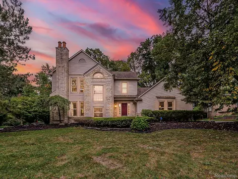 39386 Plumbrook Dr, Farmington Hills, MI 48331
