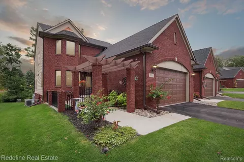 3511 Bay Harbor Dr, Brighton, MI 48114