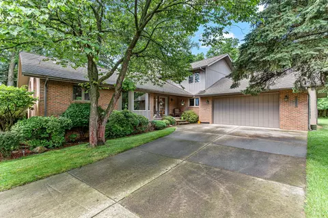 2200 N Hammond Lake Rd, West Bloomfield, MI 48324