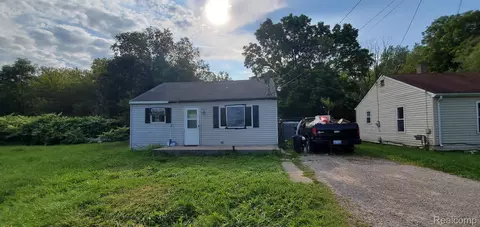3076 Clarice St, Burton, MI 48529