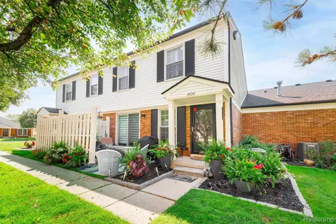 1494 Dover Hl N, Walled Lake, MI 48390