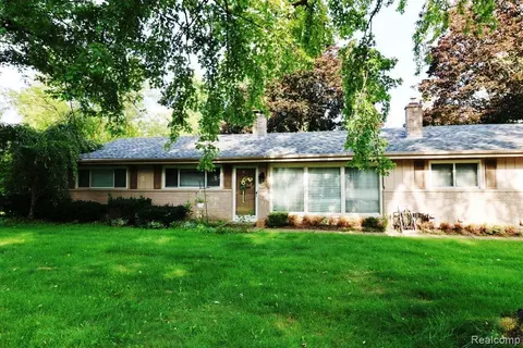 2639 Berry Dr, Bloomfield Hills, MI 48304
