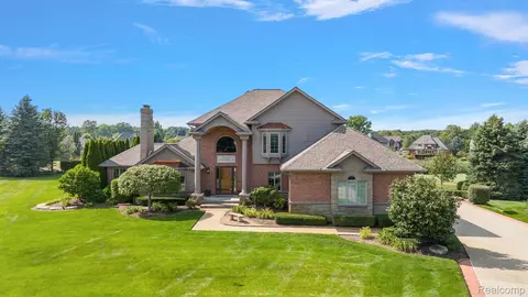 2620 Invitational Dr, Oakland, MI 48363