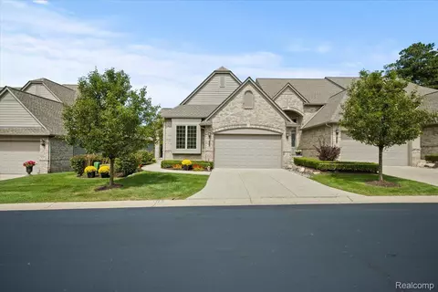 5816 Knob Hill Cir, Independence, MI 48348