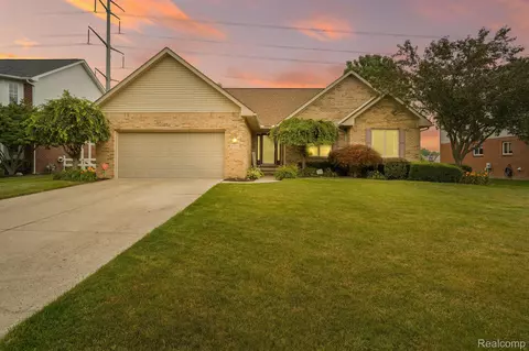 4916 Tanager Dr, Monroe, MI 48161