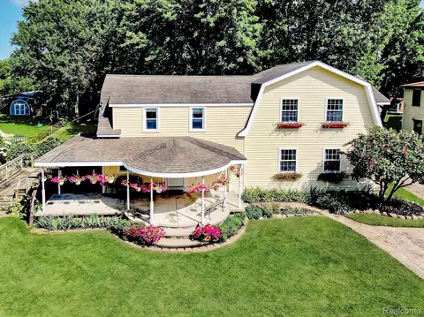 2807 Gravel Ridge Dr, Rochester Hills, MI 48307