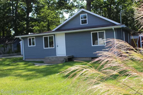 4670 Oaklawn Dr, Pinckney, MI 48169