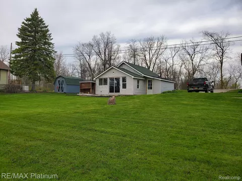 2139 Wiggins Rd, Fenton, MI 48430