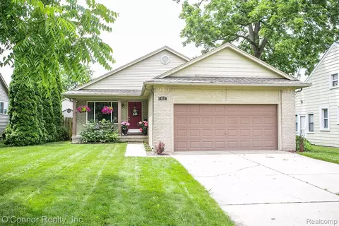 418 S Belle River Ave, Marine City, MI 48039
