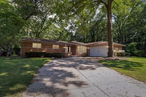 7163 Chirco Dr, Shelby Township, MI 48316