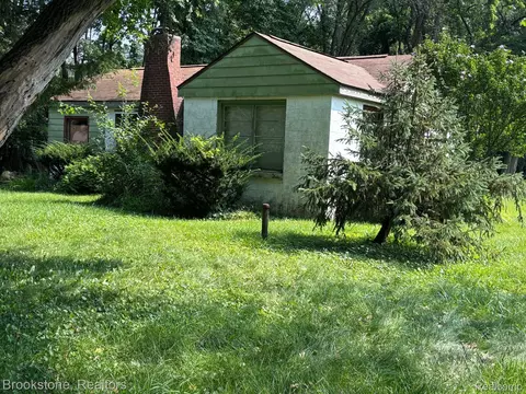 2770 Maple Ridge Ave, Highland, MI 48356