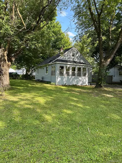 1591 Eberly Rd, Flint, MI 48532