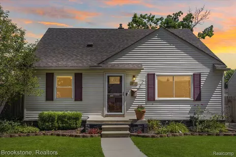 516 N Edgeworth Ave, Royal Oak, MI 48067