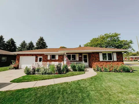 1101 Beacon St, Charlevoix, MI 49720