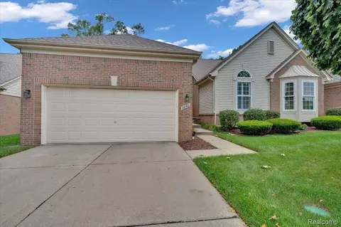 1090 Churchill Cir, Rochester, MI 48307