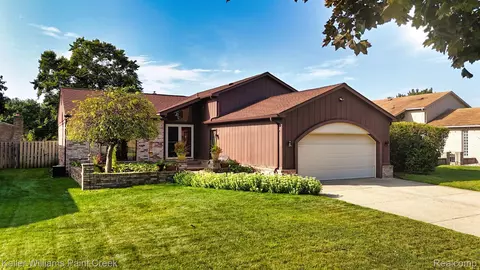 13742 Brookside Dr, Sterling Heights, MI 48313