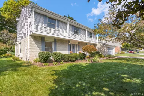 29585 Fox Grove Rd, Farmington Hills, MI 48334