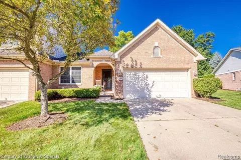 23653 W Lake Cir, Brownstown, MI 48183