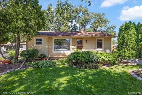 5534 Walling Dr, Waterford, MI 48329