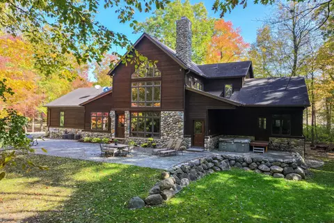 4335 Rohr Rd, Waterford, MI 48329