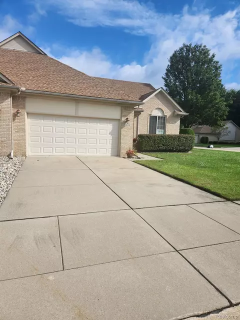 30119 Indianwood Dr, Chesterfield, MI 48047