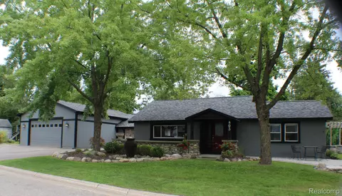 403 Seminole St, Holly, MI 48442