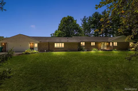 6152 Golf Club Rd, Genoa, MI 48843