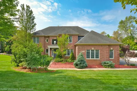 244 Fairway View Dr, Oxford, MI 48371