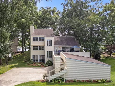395 Lakes Edge Dr, Oxford, MI 48371