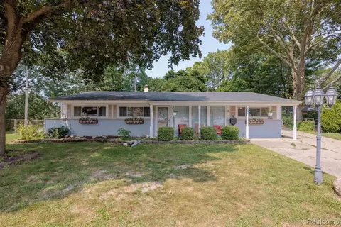 16 Woodside Cir, Mount Clemens, MI 48043