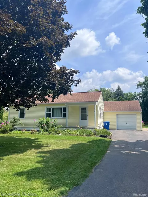 3162 Warringham Ave, Waterford, MI 48329