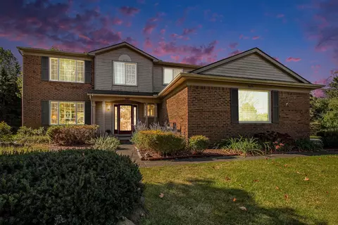 5455 Huntsman Dr, White Lake, MI 48383