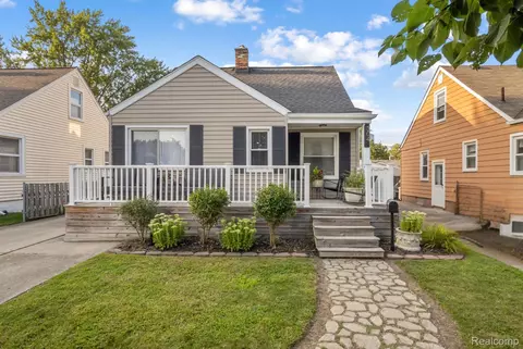304 Charlevoix St, Clawson, MI 48017