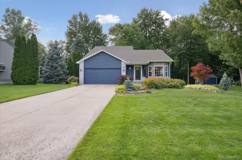 250 Cove View Dr, Waterford, MI 48327