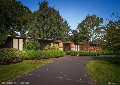 7448 Stony River Crt Ct, Bloomfield Hills, MI 48301