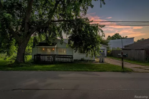 227 N Parker St, Cement City, MI 49233