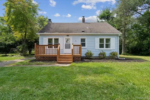 21445 Greenview Rd, Southfield, MI 48075