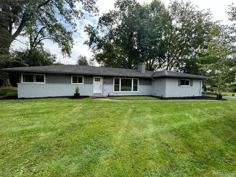 28212 Green Castle Rd, Farmington Hills, MI 48334