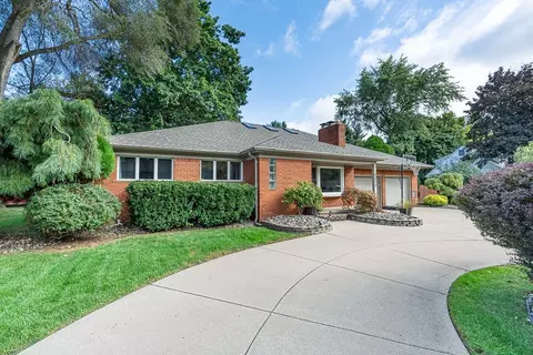 8871 Suncrest Dr, Sterling Heights, MI 48314
