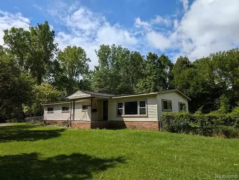 1016 Roulo St, Belleville, MI 48111