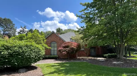 1130 Cobridge Dr, Rochester Hills, MI 48306