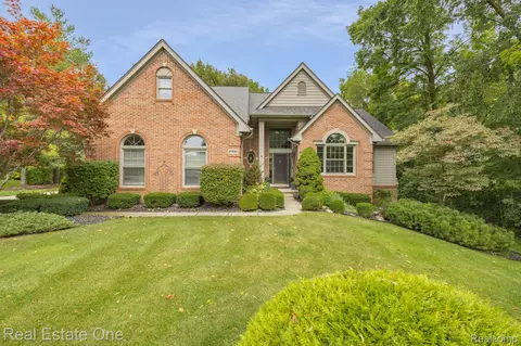 22685 Spy Glass Hill Dr, Lyon, MI 48178