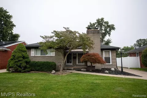 20935 Parkcrest Dr, Harper Woods, MI 48225