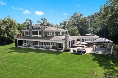 4489 Oak Pointe Dr, Genoa, MI 48116