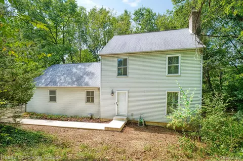 9376 Chambers Rd, Pinckney, MI 48169