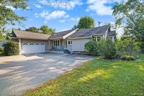 845 Hemingway Rd, Lake Orion, MI 48362