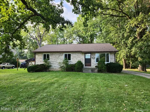 700 W Gardenia Ave, Madison Heights, MI 48071